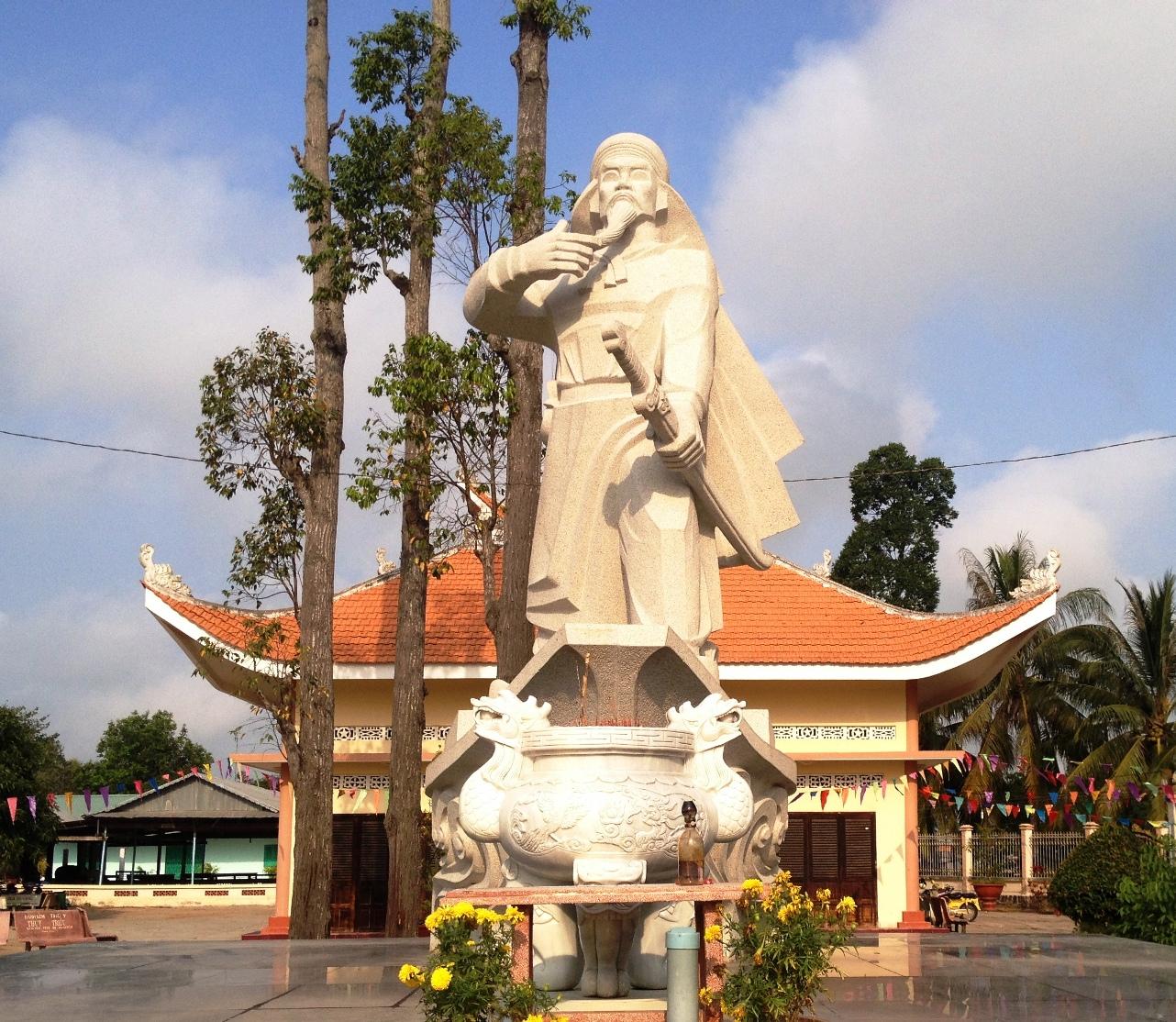 Thăm dinh Đốc Binh Vàng ở Đồng Tháp